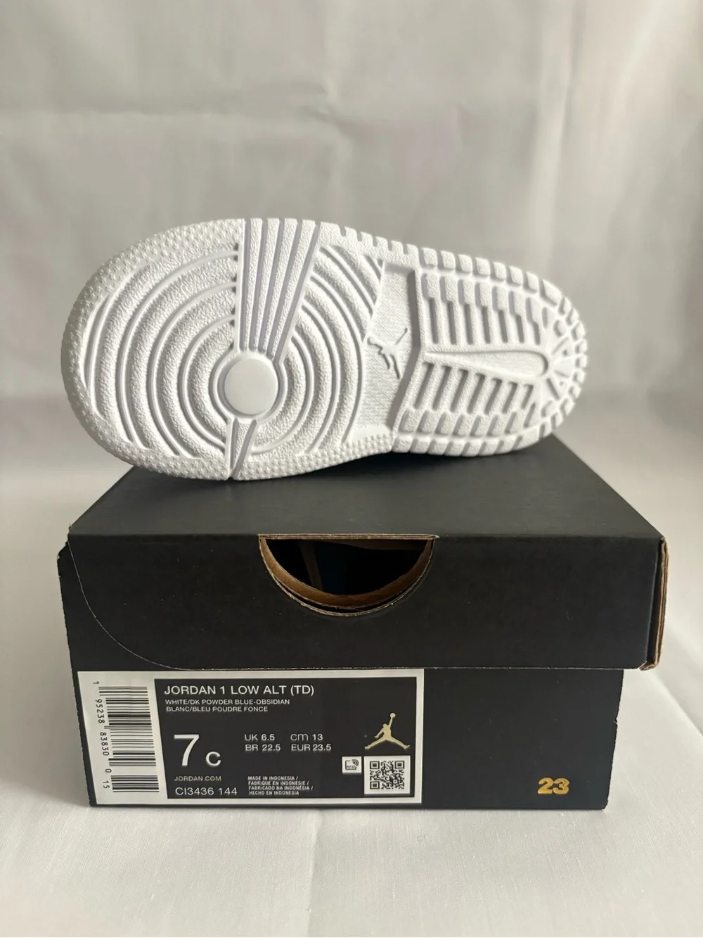 Nike Kids Low-Top Sneakers in White & Bright Blue with Navy Swoosh